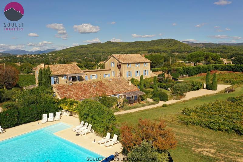 Propriété exceptionnelle composée de 8 logements Mont Ventoux Campagne 1.3 ha de vignes, piscine de 12 m et vue dégagée splendide